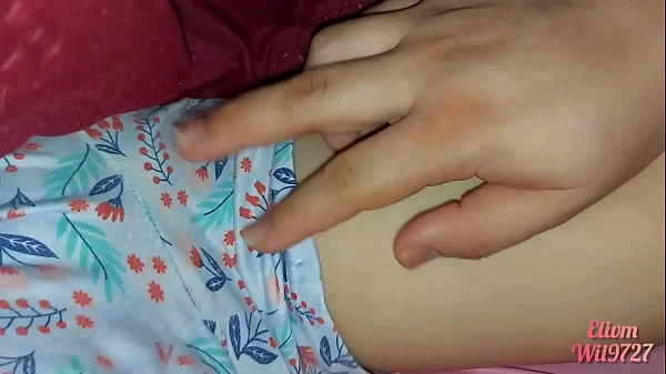 xxx desi video casero con mi hermanastra primera vez en su cama hacemos cosas debajo de las sabanas