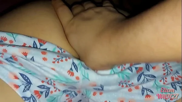 video casero con mi hermanastra primera vez en su cama hacemos cosas debajo de las sabanas